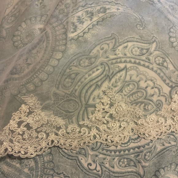 Finger tip length bridal veil. Never worn! - Picture 11 of 11